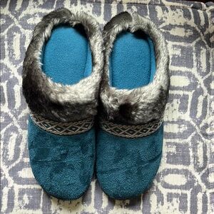 Isotoner slippers NWT